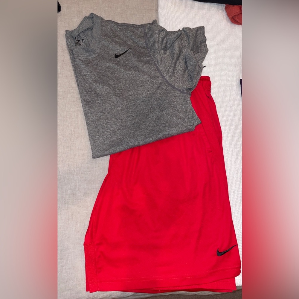 Men’s Nike shirt and shorts size large